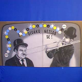 Airbrush v podob kulisy do televizn soute s motivem Laurel a Hardy