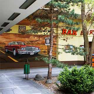 Venkovn malba na zdi Baraka baru v podob Cadillacu Eldorado a Route 66, celkov pohled
