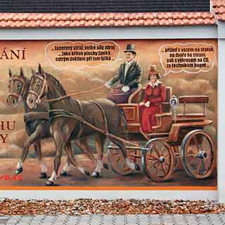 Venkovn malba na zdi spolenosti CH Kovo s motivem koskho povozu a lid