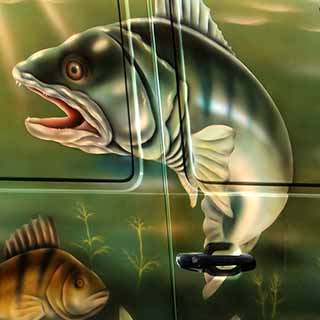 Airbrush s motivem ryb na zadních dveřích dodávky