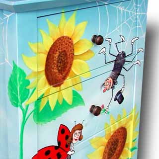 Malovaná skříňka s pavoukemm