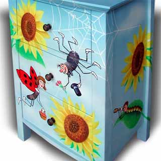 Malovaná skříňka s pavoukem a beruškou