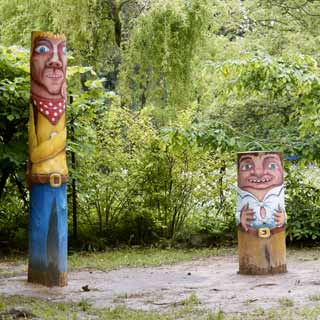 Malované zahradní sochy z masivního dřeva