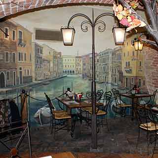 Benátky na nástěnné malbě v pizzerii Via Ironia