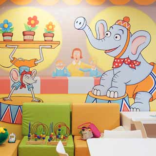 Slon a myšák na dětské nástěnné malbě