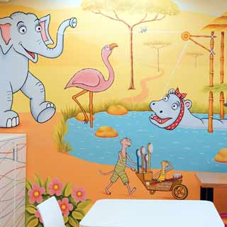 Obrázek na zdi dětského oddělení v Motole v podobě slona a hrocha