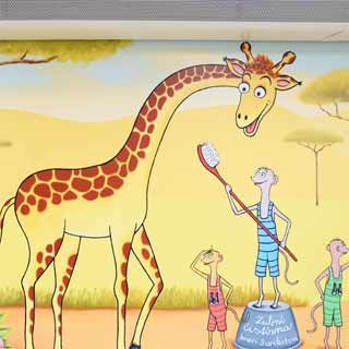 Obrázek na zdi dětského oddělení v Motole v podobě žirafy a surikat