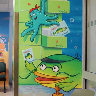 Ryby pod hladinou na nástěnné malbě v kartotéce dětského oddělení nemocnice v Motole