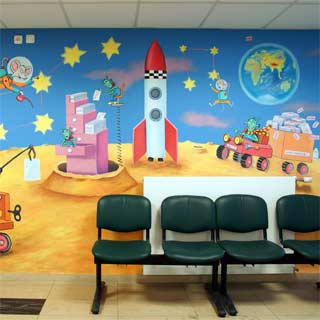 Vesmír a raketa s ufonem pod hladinou na nástěnné malbě v kartotéce dětského oddělení nemocnice v Motole