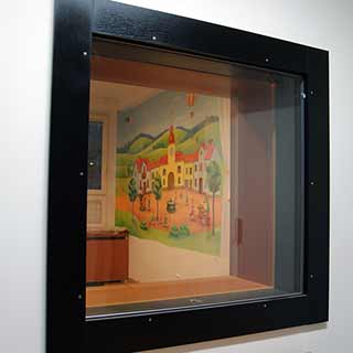 Pohled přes okno - dětská nástěnná malba ve vyšetřovně ředitelství Policie ČR Pardubického kraje